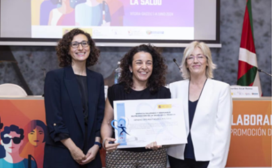 Empleados de Generali recibiendo el reconocimiento Empleados de Generali recibiendo el reconocimiento
