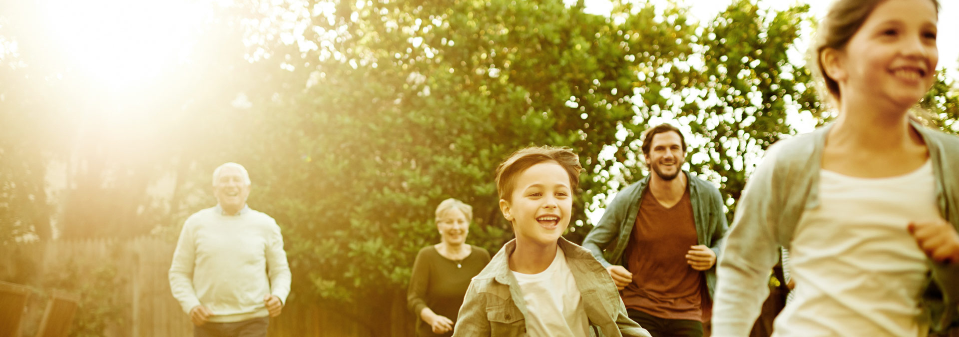 Familia corriendo por jardín