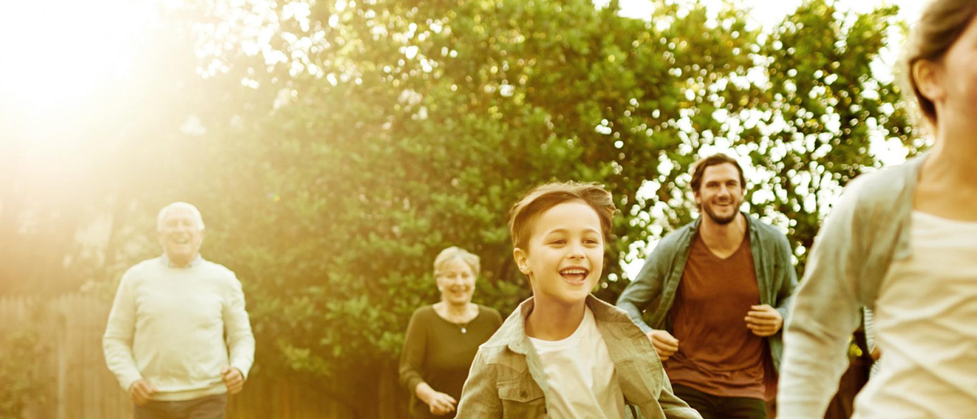 Familia corriendo por jardín
