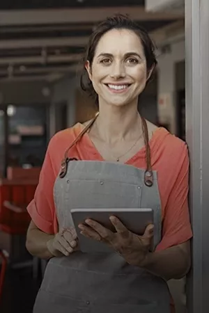 camarera con clipboard