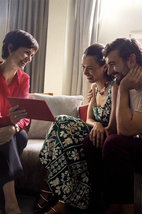 Generali Aquí Ahora Familia en sofá con portátil