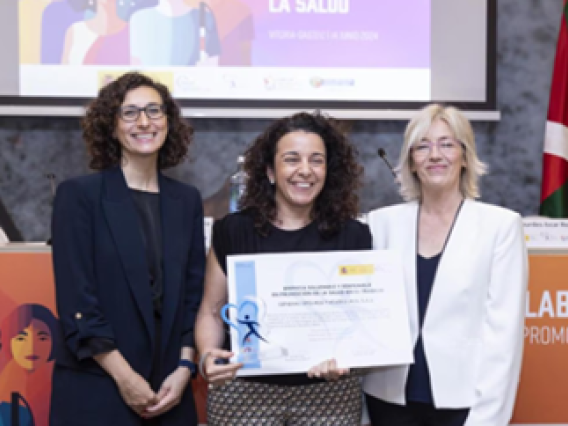 Empleados de Generali recibiendo el reconocimiento